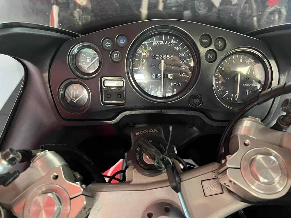 Honda CBR 1100 XX Superblackbird (1999 - 00) (10)