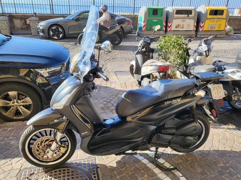 Piaggio Beverly 300 i.e. Police ABS-ASR (2017 - 20) (3)