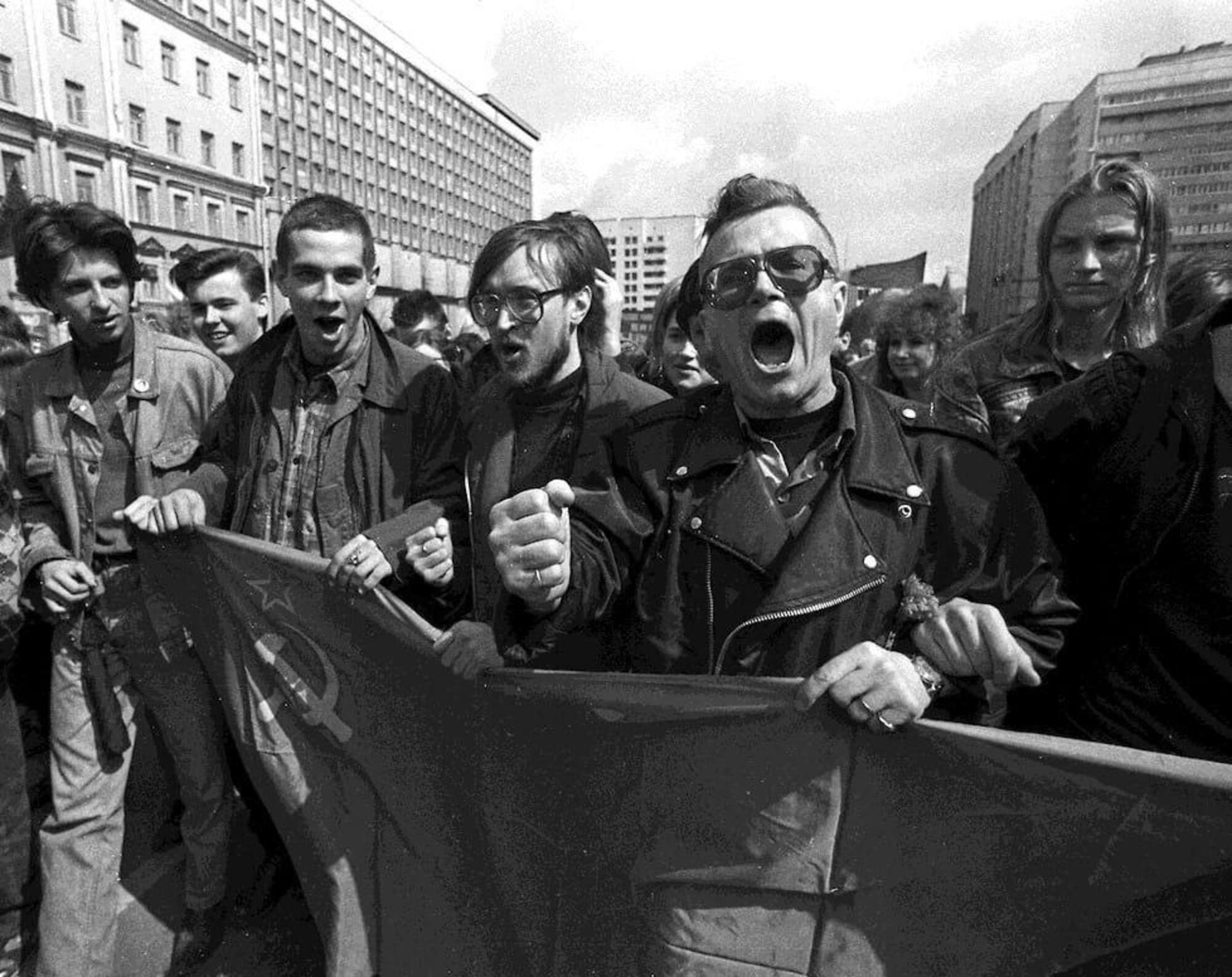 Eduard Limonov e il musicista Egor Letov, cofondatore assieme a Limonov del partito Nazional Bolscevico durante una manifestazione negli anni &lsquo;90