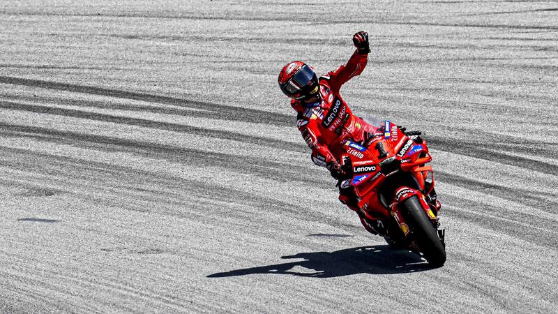 MotoGP 2024. GP di Catalogna. Il riscatto di Pecco Bagnaia: il gesto dell&#039;ombrello, la curva 5 e &quot;questa vittoria ci voleva! Ho sorpassato Jorge Martin l&igrave; apposta&quot; [VIDEO e GALLERY]