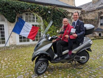 Venduto (a una cifra folle) lo scooter con cui Fran&ccedil;ois Hollande andava dall'amante