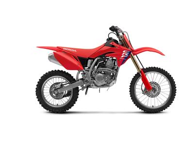 Honda CRF 150R, nuova estetica per il MY 2025: per la piccola Cross &egrave; subito family feeling 