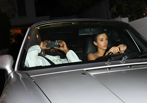 Bianca Censori, ma come guidi con Kanye West? Sulla Porsche la moglie di Ye rimane in mutande, e intanto lui si nasconde...