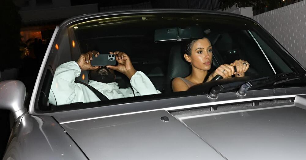 Bianca Censori, ma come guidi con Kanye West? Sulla Porsche la moglie di Ye rimane in mutande, e intanto lui si nasconde...