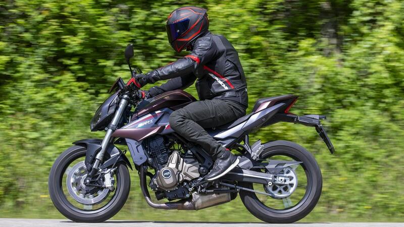 TEST QJ Motor SRK 700: fa quello che promette [VIDEO]