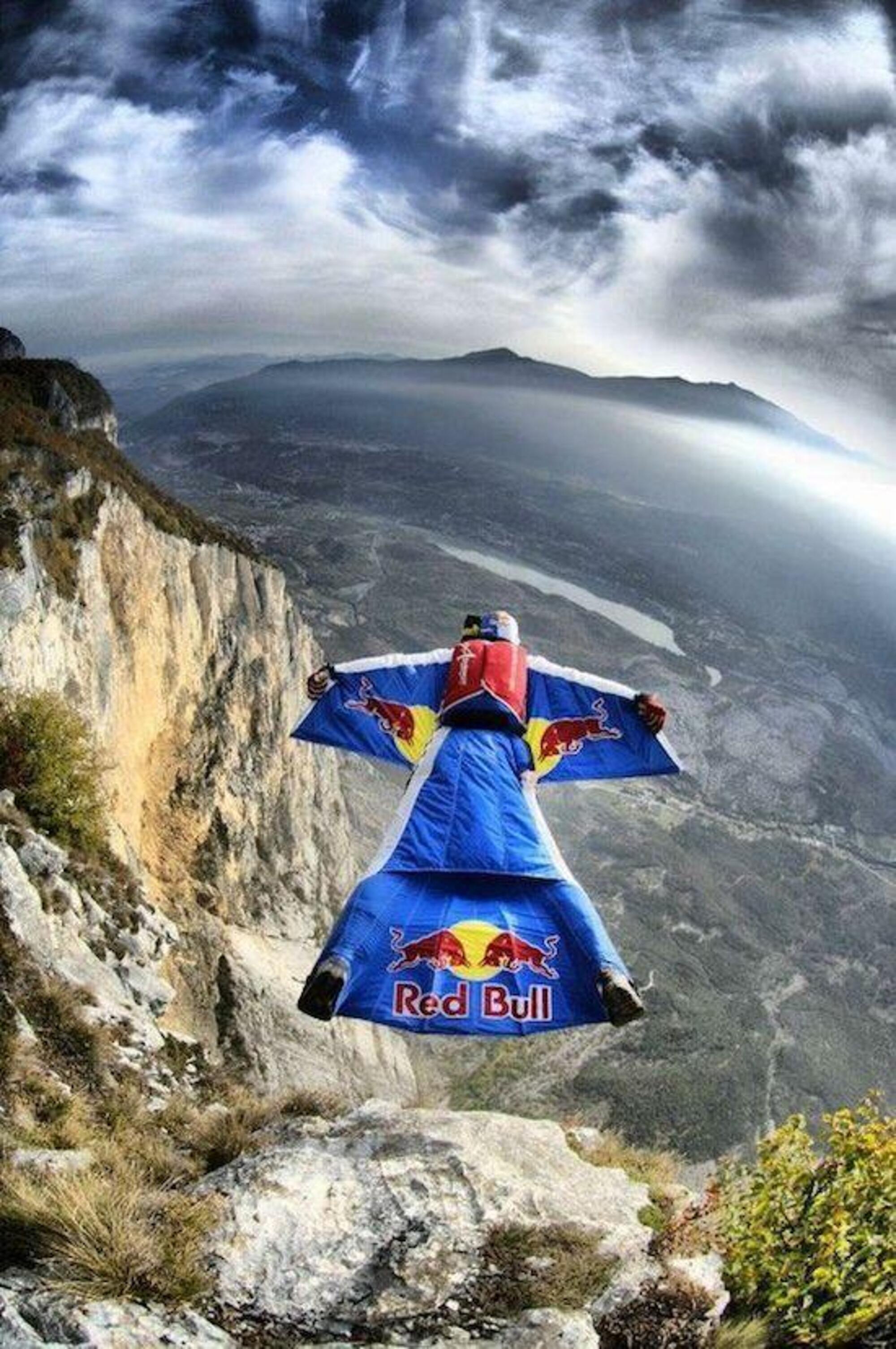 Il base jumping con la tuta alare