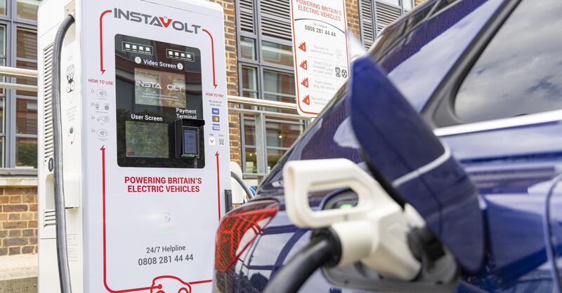 Auto elettriche: ladri rubano i cavi dai bagagliai e dalle colonnine