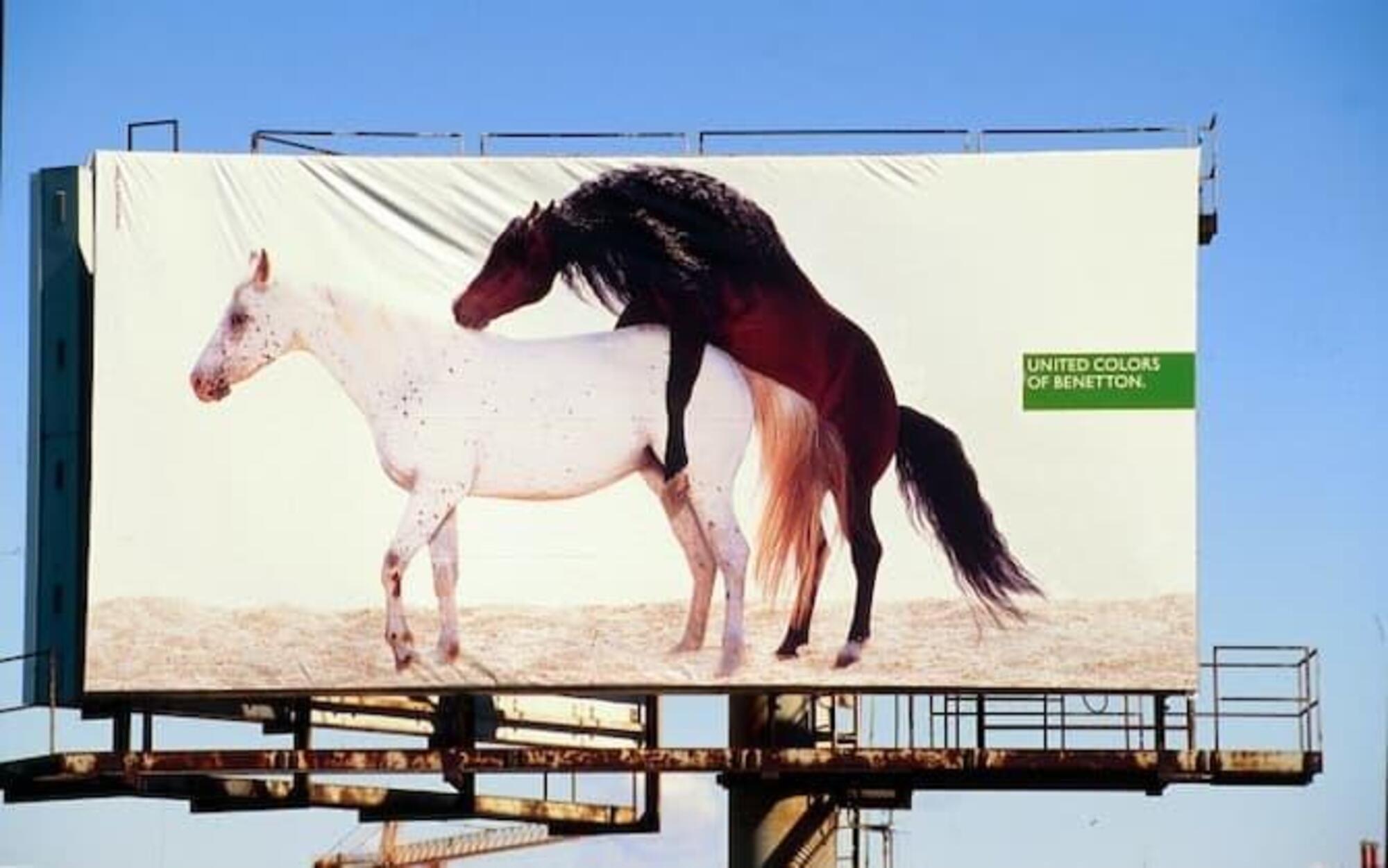 Una delle provocatorie campagne pubblicitarie di Oliviero Toscani 