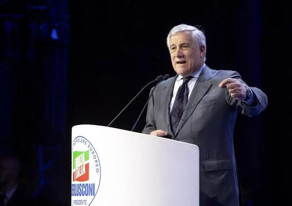 Che ci fa Antonio Tajani ne La saga di Casa Savoia? La giovent&ugrave; monarchica, le botte (prese) fuori da scuola e il sostegno al Vietnam del Sud: vi anticipiamo le rivelazioni di un libro&hellip; 