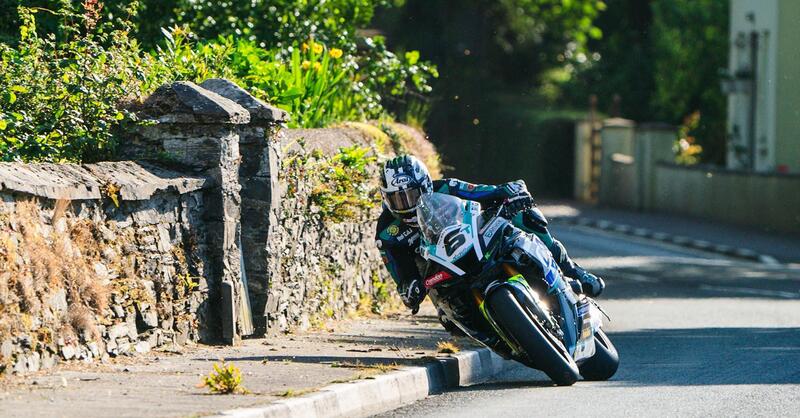 Incredibile al TT: Michael Dunlop si ferma per aggiustare la visiera durante la gara 