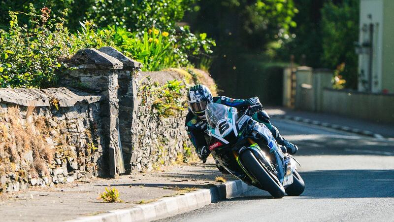 Incredibile al TT: Michael Dunlop si ferma per aggiustare la visiera durante la gara 