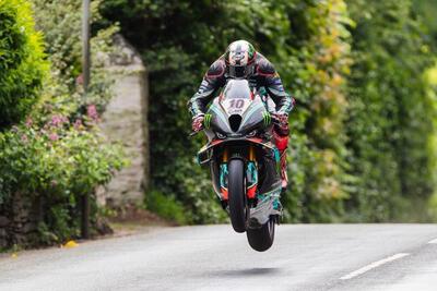 Tourist Trophy 2024: Hickman vince la Superbike con un doppio colpo di scena!