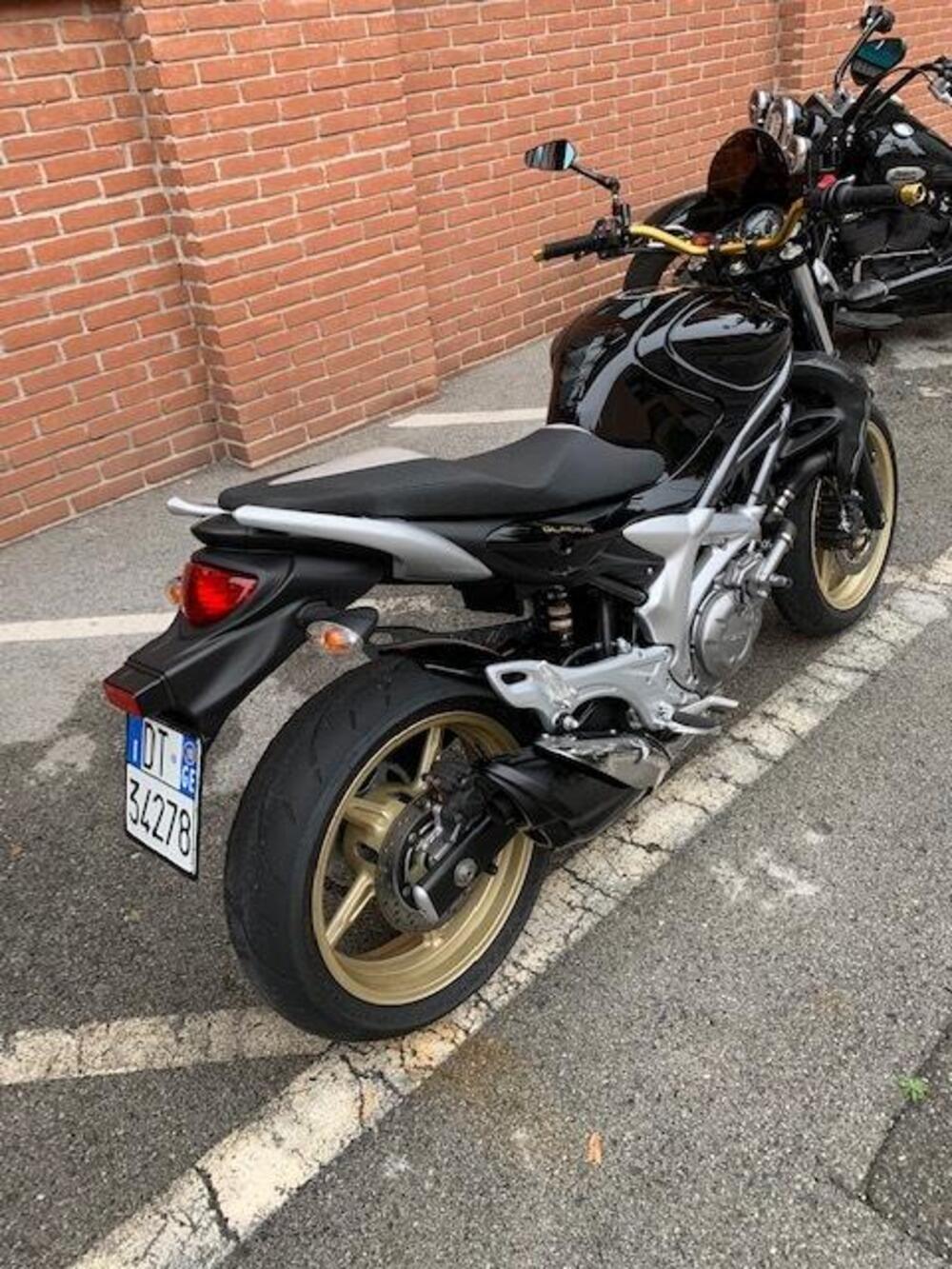 Suzuki Gladius 650 SFV (2009 - 15) (2)