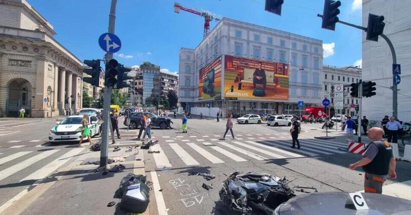 Milano, incidente tra auto e moto in piazza Oberdan: gravissimo un ragazzo