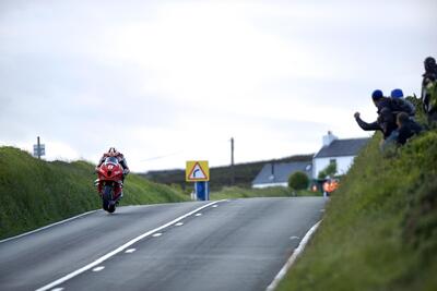Tourist Trophy 2024, Superstock: la prima vittoria di Davey Todd
