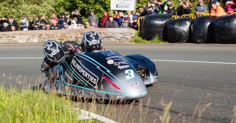 Tourist Trophy 2024, nei Sidecar dominano i fratelli Crowe!