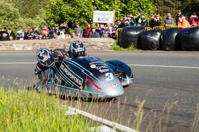 Tourist Trophy 2024, nei Sidecar dominano i fratelli Crowe!