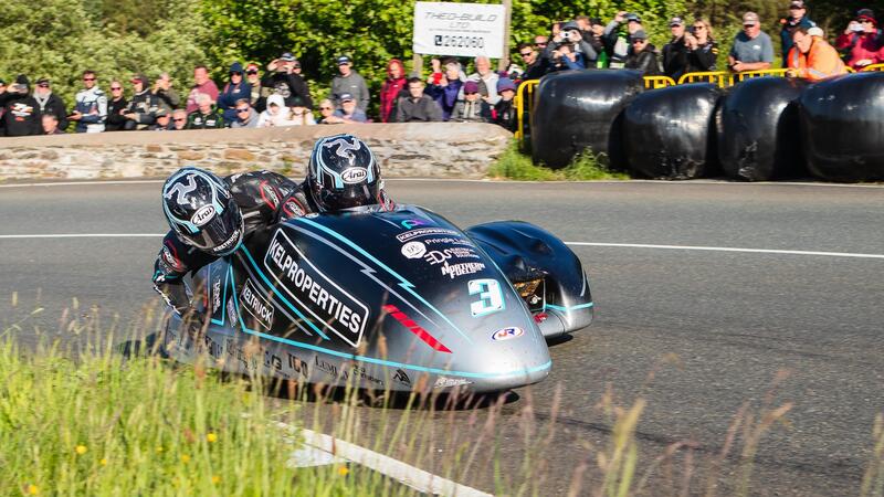 Tourist Trophy 2024, nei Sidecar dominano i fratelli Crowe!