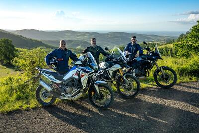 Comparativa novit&agrave; Maxi Enduro 2024 21". BMW F 900 GS vs Honda CRF1100L ES Africa Twin vs Triumph Tiger 900 Rally Pro: il confronto in fuoristrada [VIDEO E GALLERY]