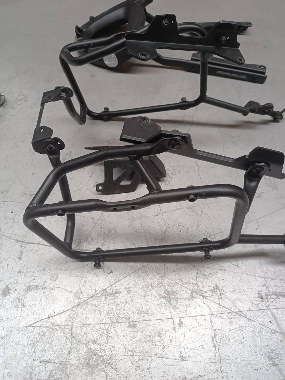 GIVI supporti valgia x F900XR BMW (4)