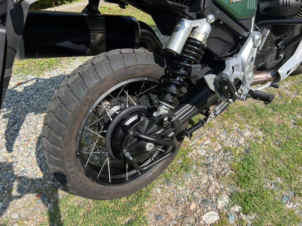Moto Guzzi V85 TT Centenario (2021 - 22) (4)