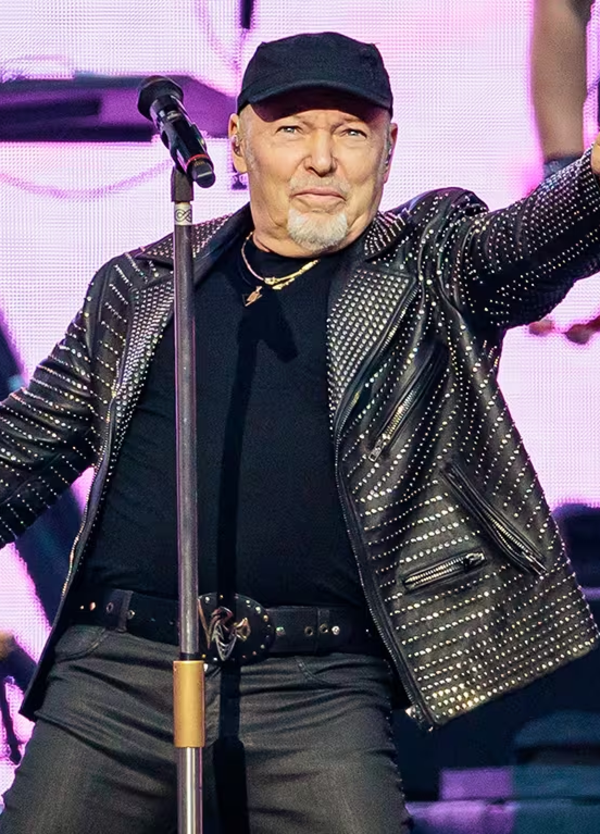 Vasco Rossi, Spagnoli racconta i concerti record a San Siro: &ldquo;Ultimo suo erede? Non all&#039;altezza. Solo uno fa la storia&rdquo;. E su Sanremo, Ligabue, il tour 2025, i fan &ldquo;prepotenti&rdquo;...