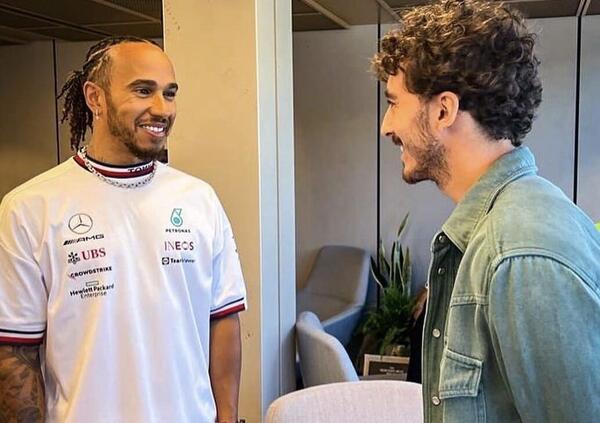 Lewis Hamilton avvisa Pecco Bagnaia: &ldquo;Grandioso vedere Marc Marquez sulla Ducati, e con il nuovo compagno di squadra&hellip;&rdquo;