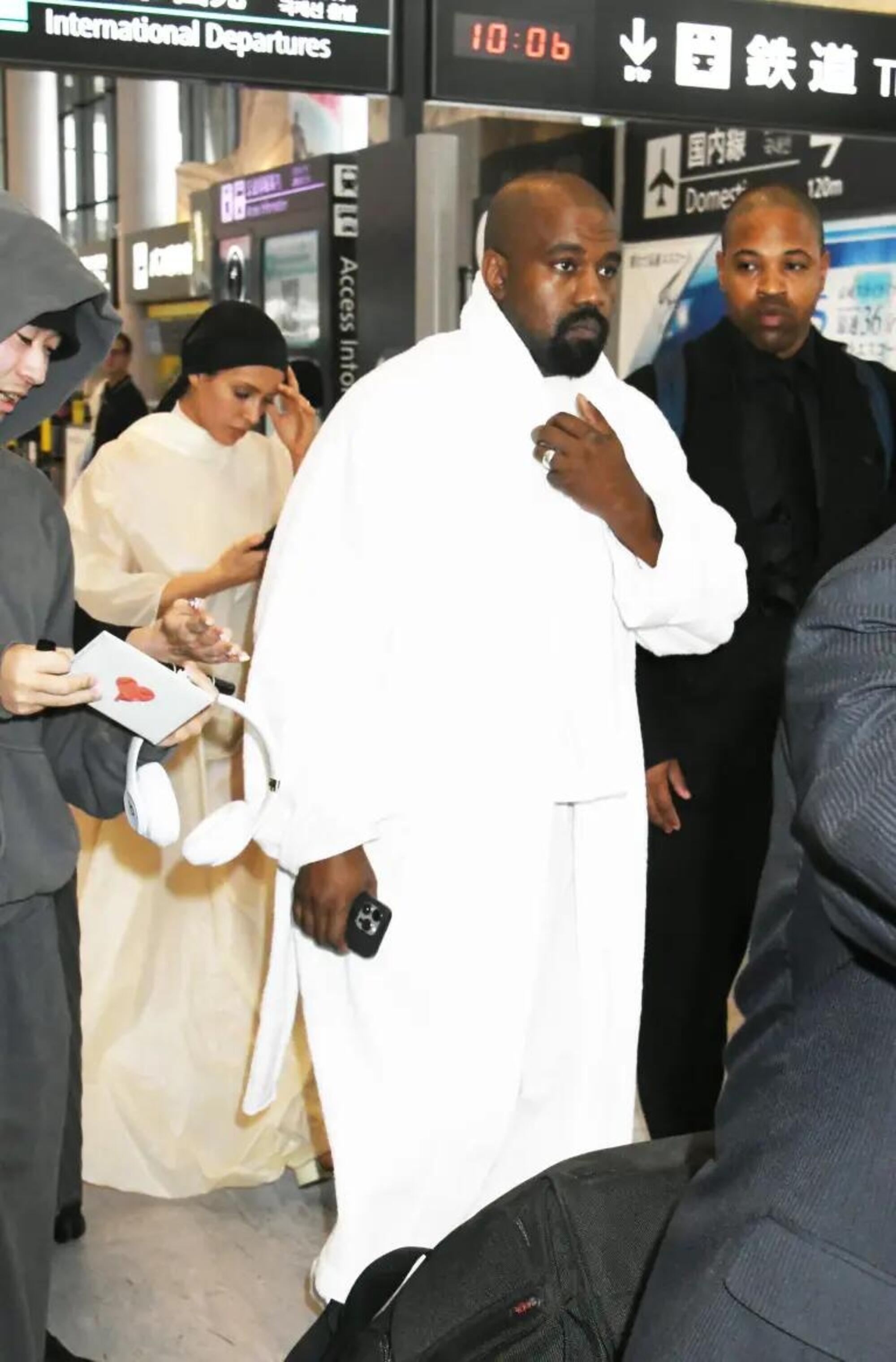 Kanye West e Bianca Censori paparazzati in aeroporto in Giappone