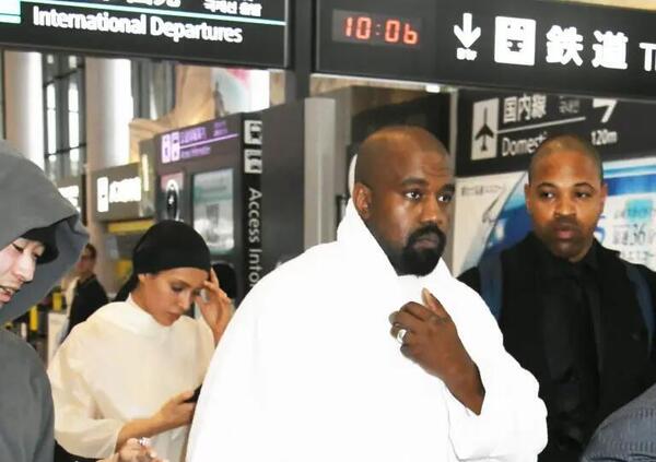 Bianca Censori e Kanye West, ma come si vestono adesso Ye e la moglie? Dall&rsquo;Italia la processione in Giappone. Runaway in stile Jesus? [FOTO]