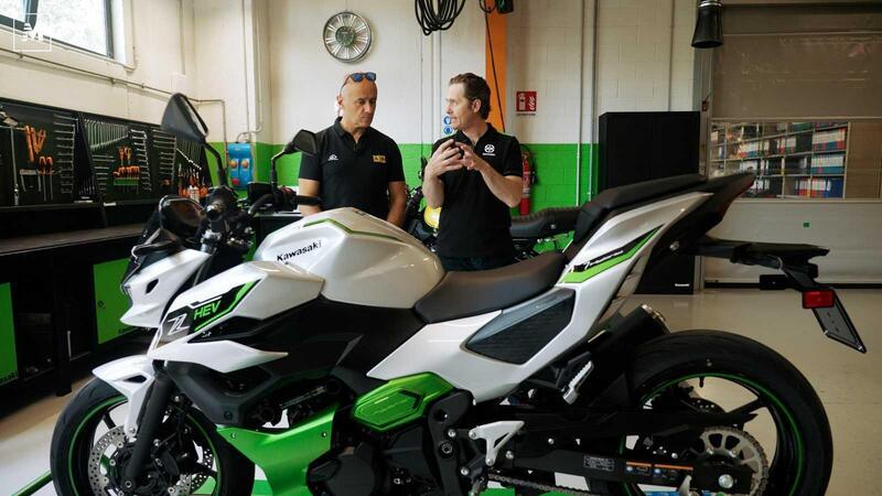 Enrico Bessolo (a destra) insieme al nostro Perfetti all&#039;interno di Kawasaki Italia, alle porte di Milano