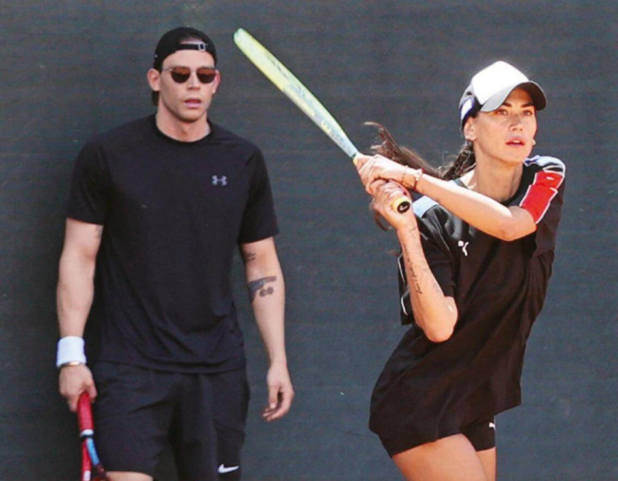 Melissa Satta e Carlo Gussalli Beretta sul campo da tennis