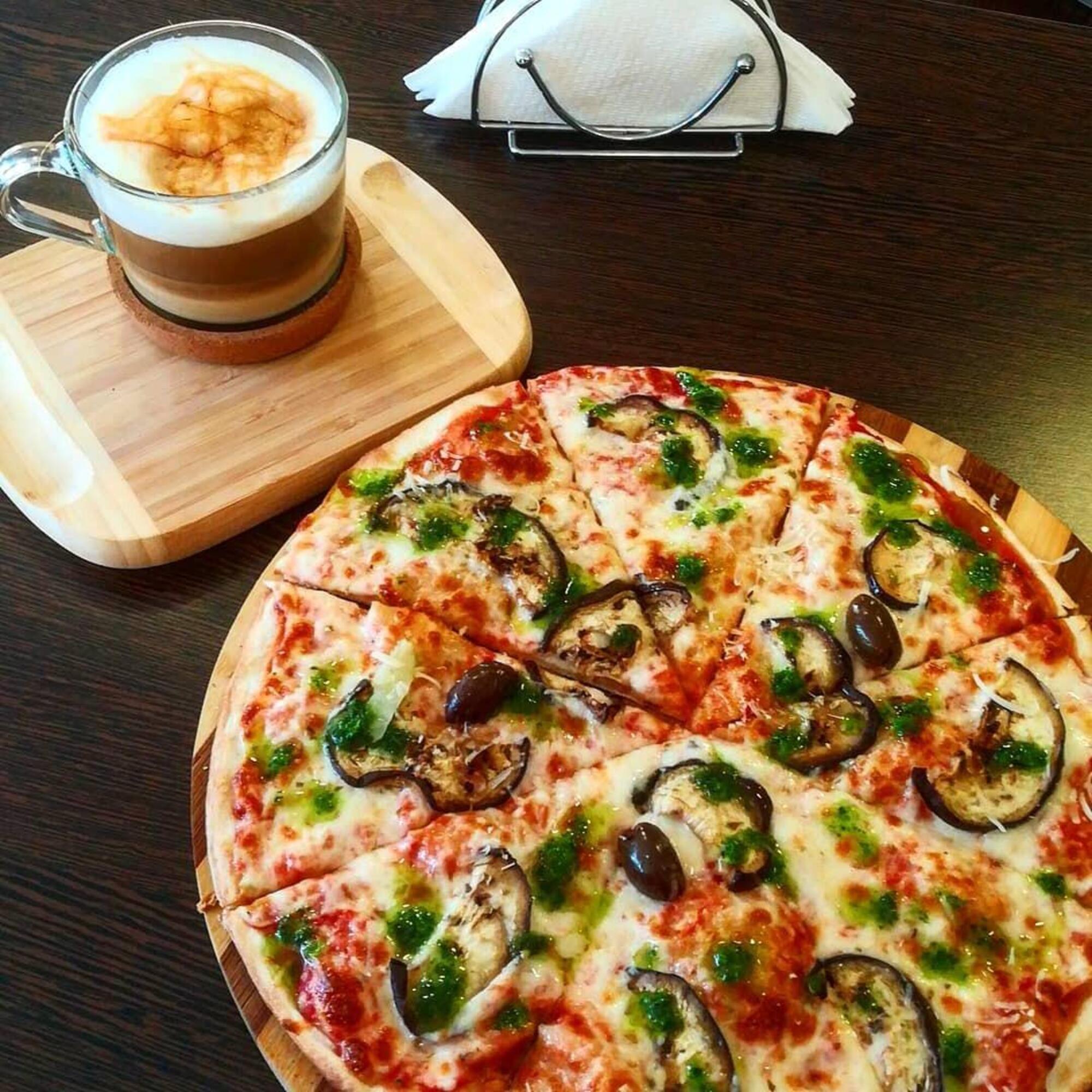 Pizza servita con cappuccino, dalla pagina di un ristorante americano