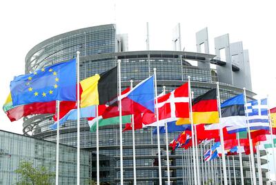 Europa all'attacco della Cina: comincia la guerra dei dazi, anche per Tesla