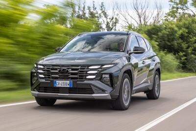 Hyundai Tucson 2025: ritocchi fuori, tutta nuova dentro, e dov'&egrave; finito il cambio?