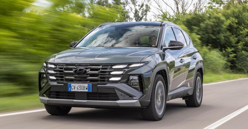 Hyundai Tucson 2025: ritocchi fuori, tutta nuova dentro, e dov&#039;&egrave; finito il cambio?