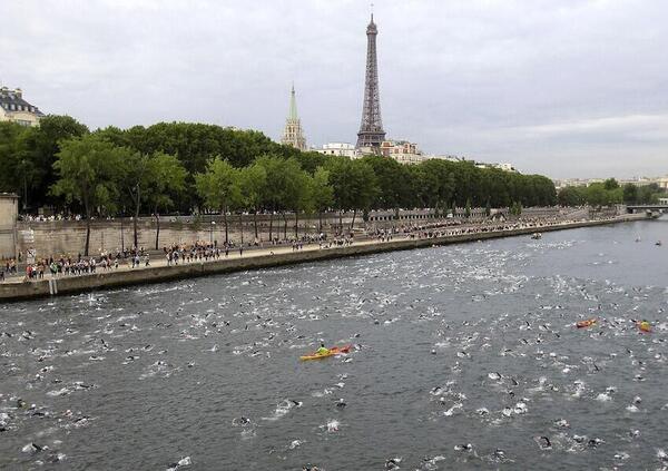 Perch&eacute; a Parigi per le Olimpiadi si minaccia di ca*are nella Senna e cosa c&rsquo;entrano i nuotatori?