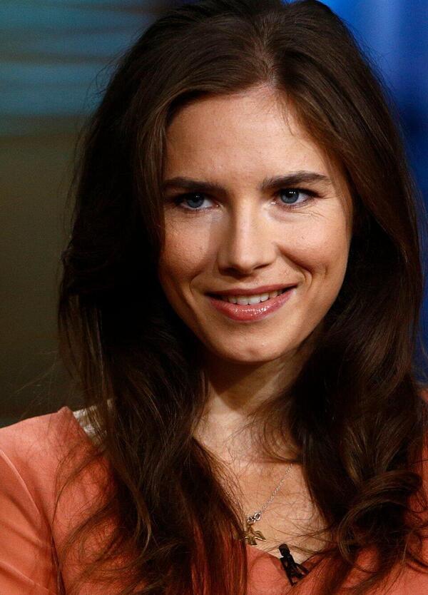 Amanda Knox beatificata da J-Ax: ma &egrave; innocente o colpevole? Ecco cosa dice il linguaggio del corpo e com&#039;&egrave; cambiata la sua comunicazione non verbale dai tempi di Meredith Kercher. E su Patrick Lumumba...