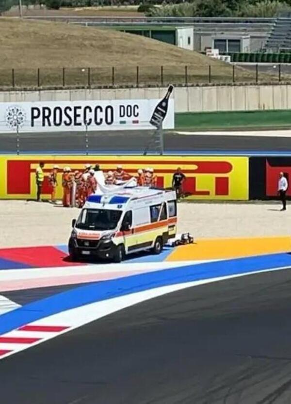 Crash tremendo, bandiere rosse e sportellate pure sul traguardo: la prima del mondiale femminile a Misano &egrave; stata una brutale battaglia