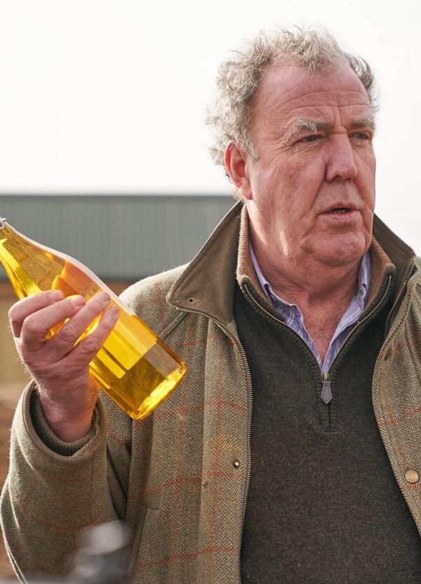 Jeremy Clarkson, ma che c&rsquo;entra con la sua birra Jeff Bezos (Amazon)? &ldquo;L&rsquo;ho chiamato e ora per comprare...&rdquo;: da Top Gear alla Fattoria, via The Grand Tour, ecco il birrificio Hawkstone