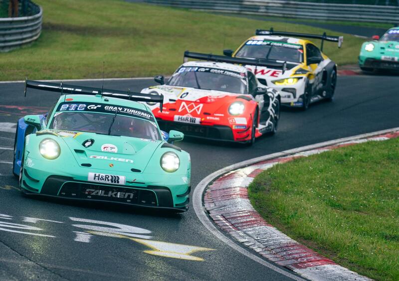 Una delle due Porsche 911 GT3 R del Falken Motorsport Team impegnata nella 24 Ore del N&uuml;rburgring