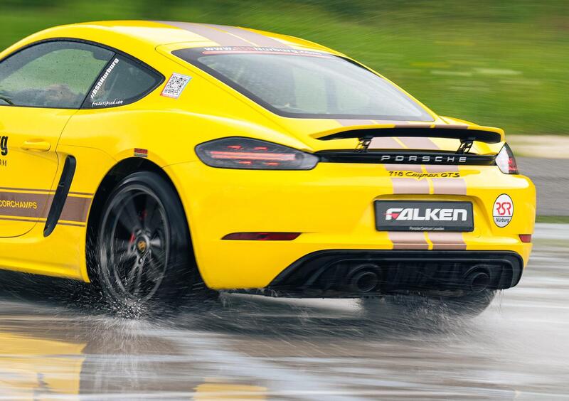 La Porsche 718 Cayman GTS 4.0 impegnata in una prova di controllo sovrasterzo su bagnato