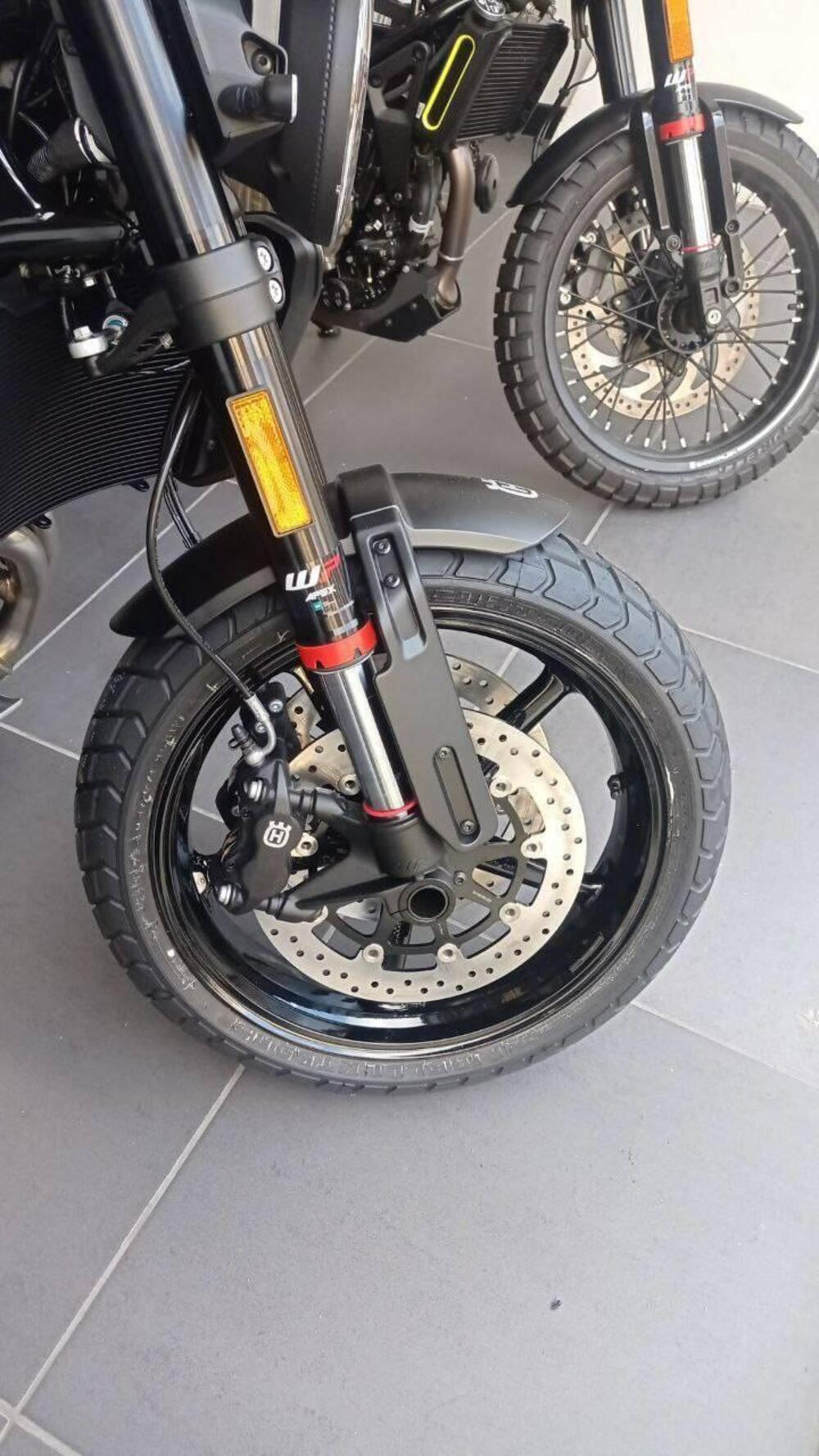 Husqvarna Svartpilen 801 (2024 - 25) (6)