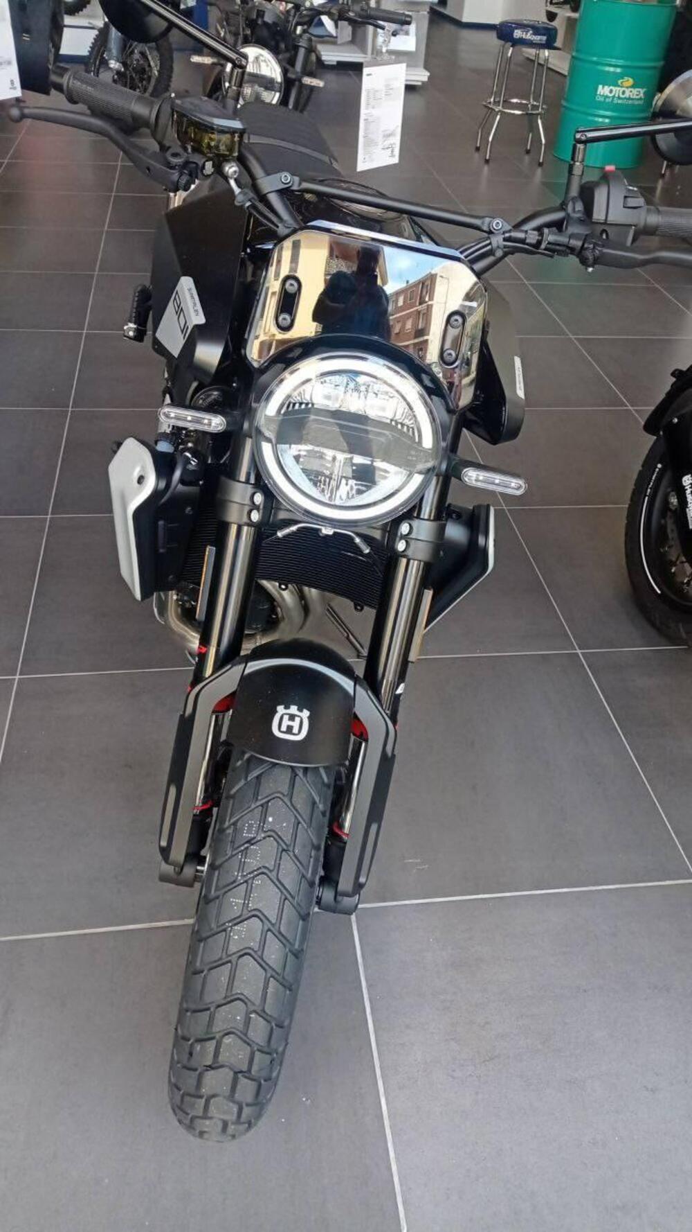 Husqvarna Svartpilen 801 (2024 - 25) (3)