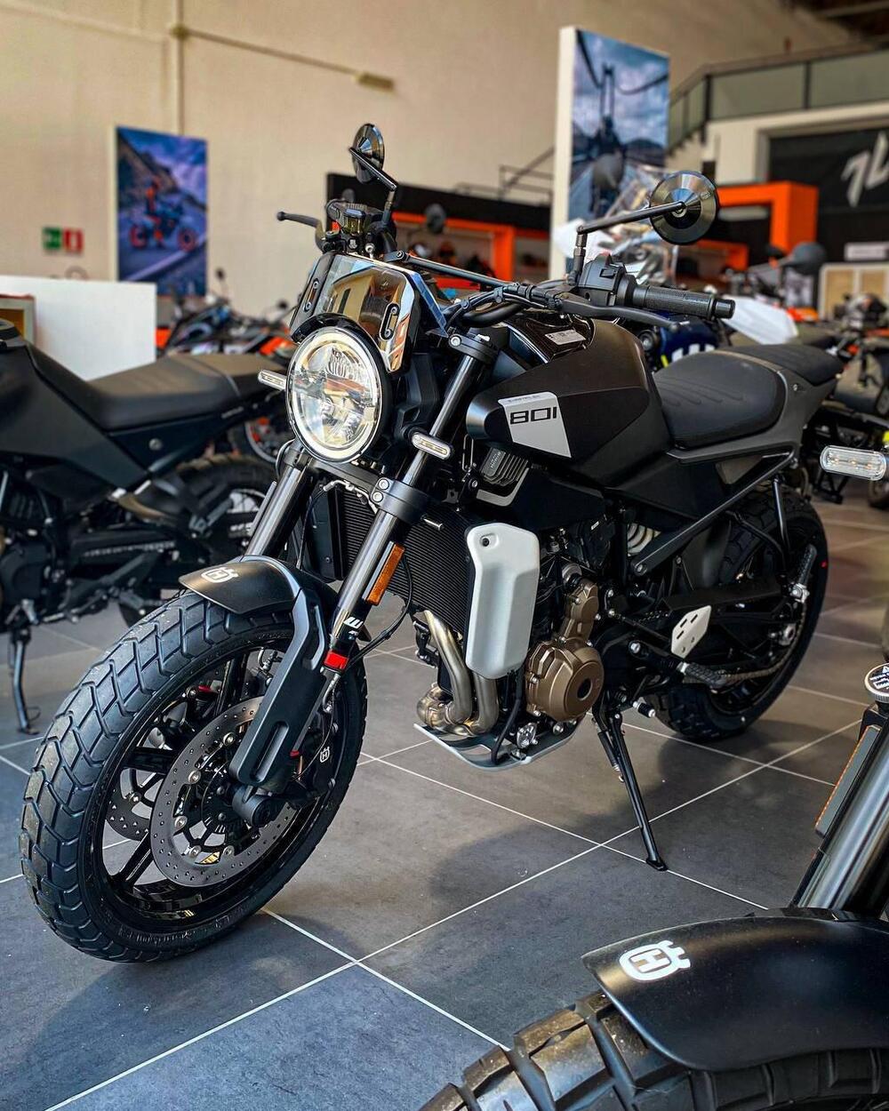 Husqvarna Svartpilen 801 (2024 - 25) (2)