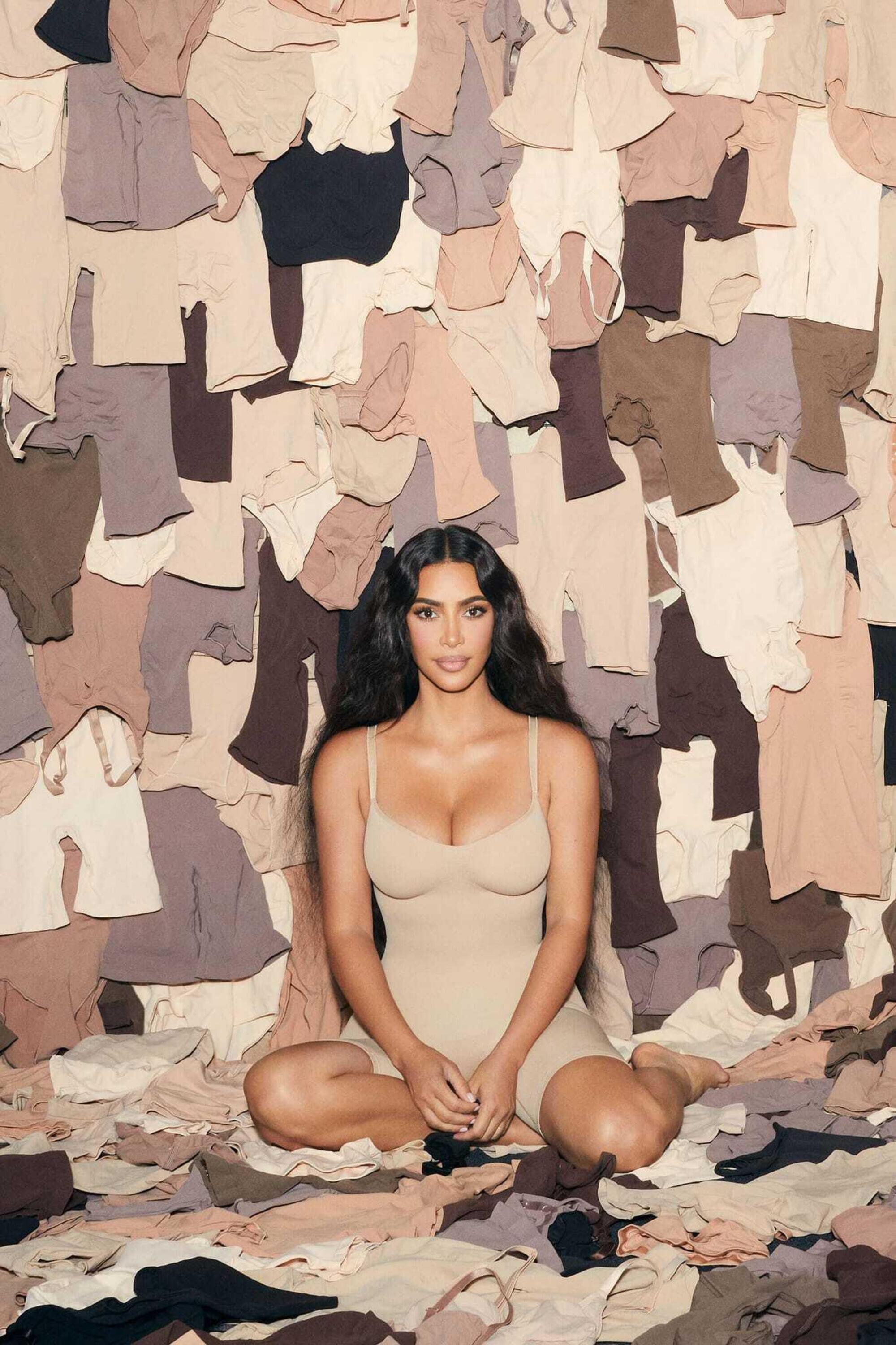 Kim Kardashian in uno shooting fotografico della sua linea di bikini e intimo