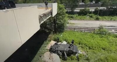 New York: il mistero della Porsche Panamera caduta dal secondo piano, piena di soldi