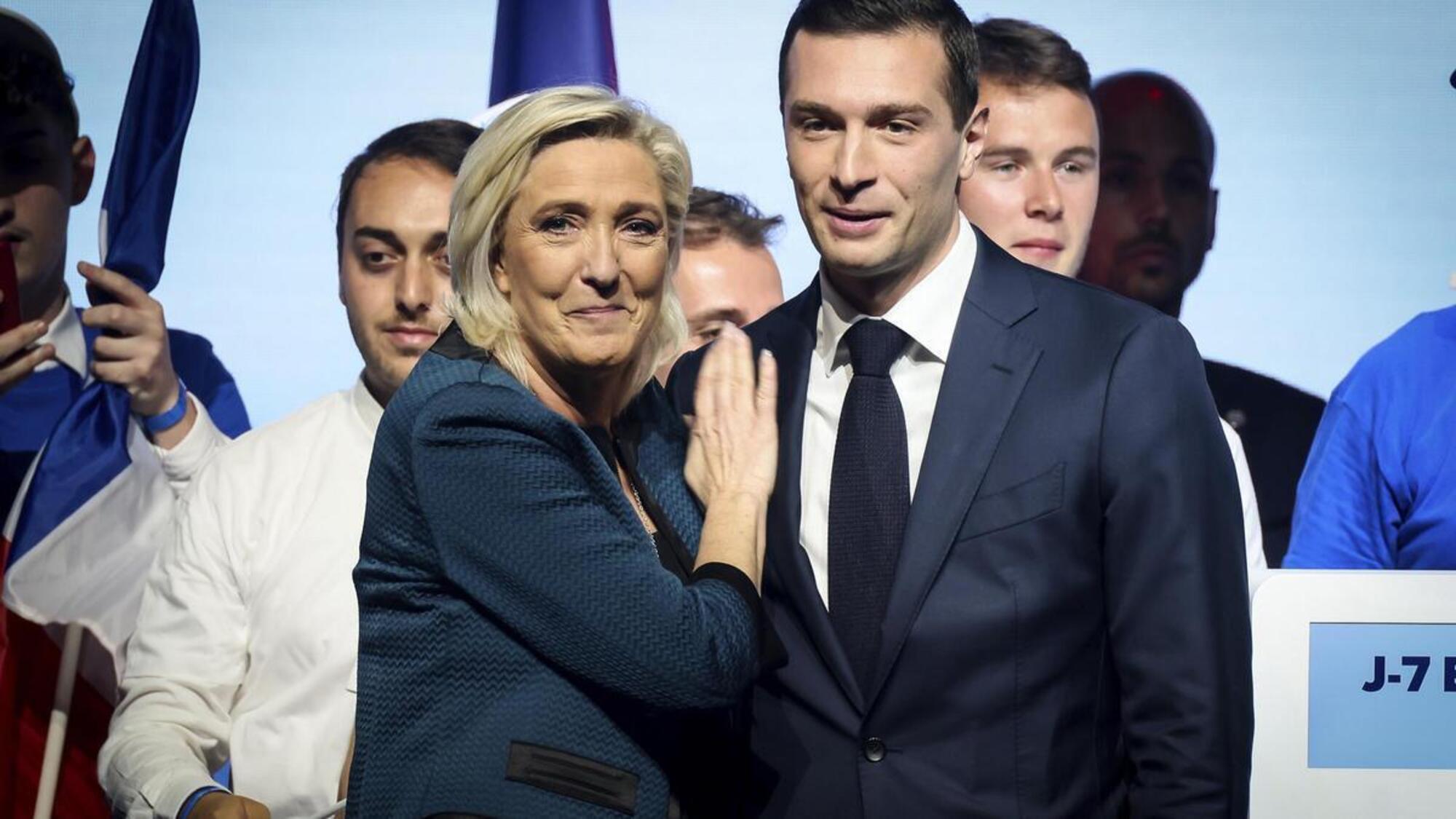 Marine Le Pen e Jordan Bardella dopo la vittoria alle elezioni europee in Francia