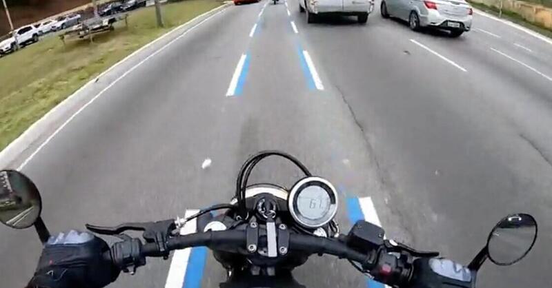 Da San Paolo, in Brasile, una corsia centrale per le moto. Che funziona