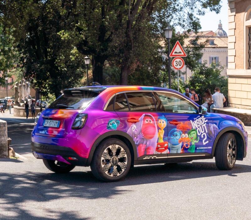 Inside Out 2, il debutto al cinema con una Fiat 600 dedicata alla Disney