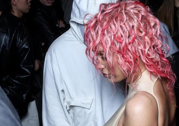 Bianca Censori diventa rosa (alla Kim Kardashian) e Kanye West apicoltore? Ecco Ye e la moglie in runway alla Paris Fashion Week [FOTO e VIDEO]